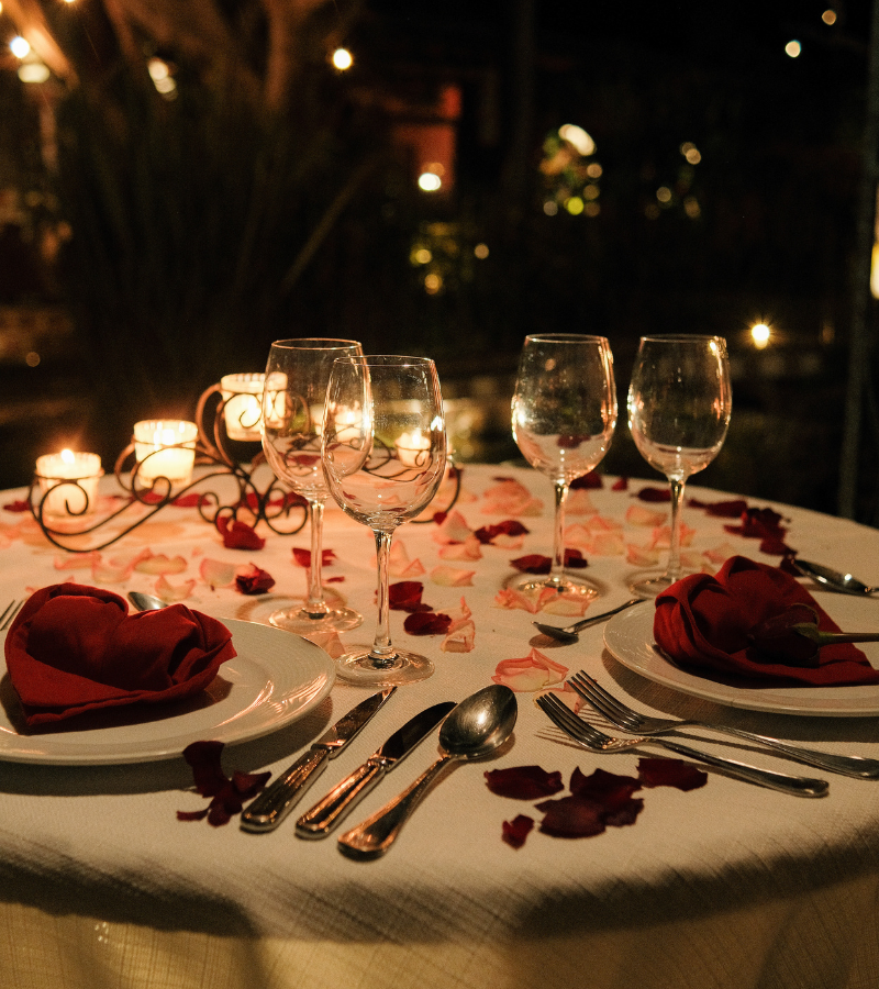 Cena romántica a la luz de las velas
